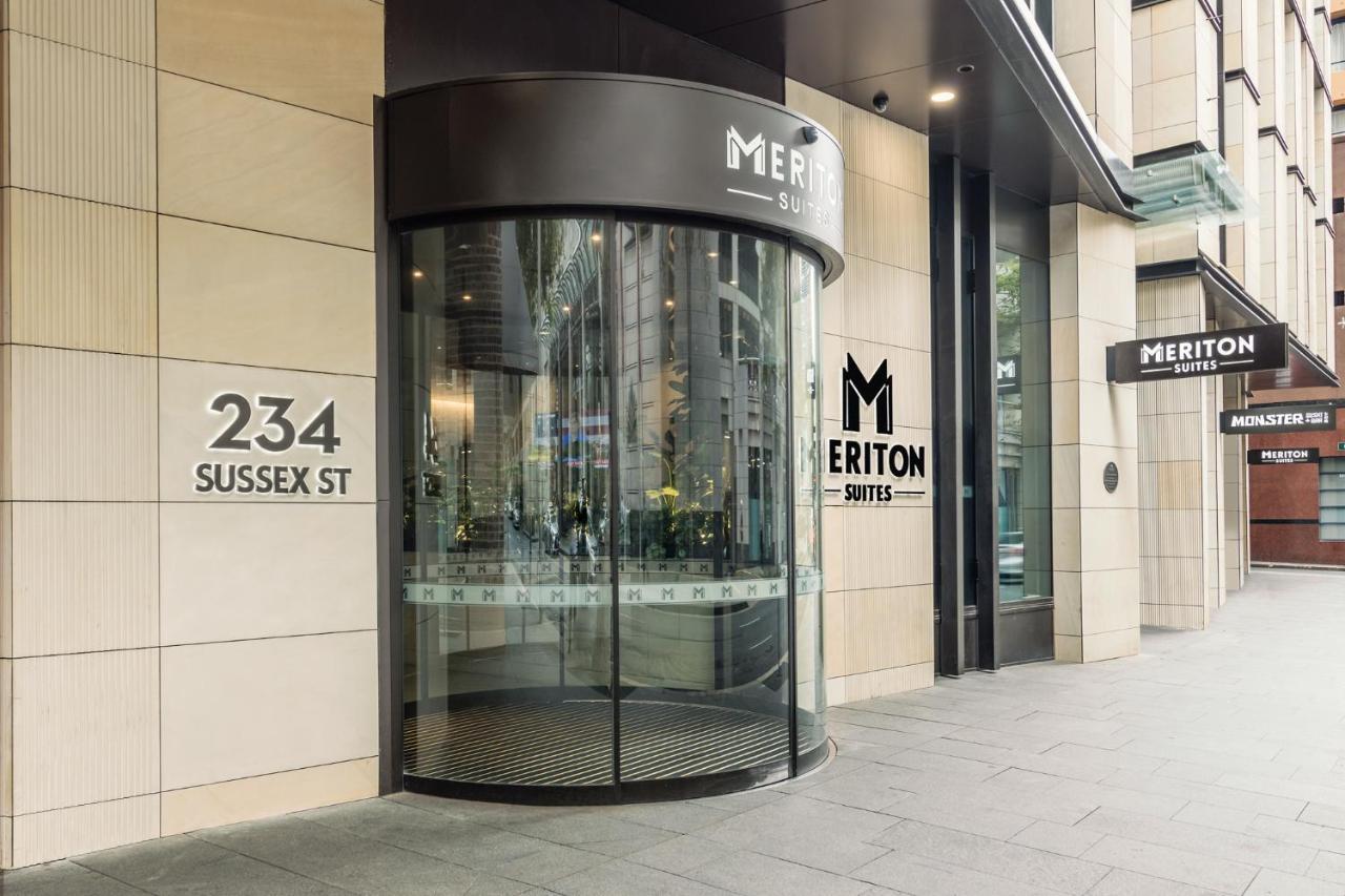 Meriton Suites Sussex Street, Sydney Zewnętrze zdjęcie The photo shows the entrance of a building located at 234 Sussex Street. It features a modern glass revolving door, alongside a sign indicating "Meriton Suites." The facade is characterized by a combination of stone and glass elements, reflecting a c