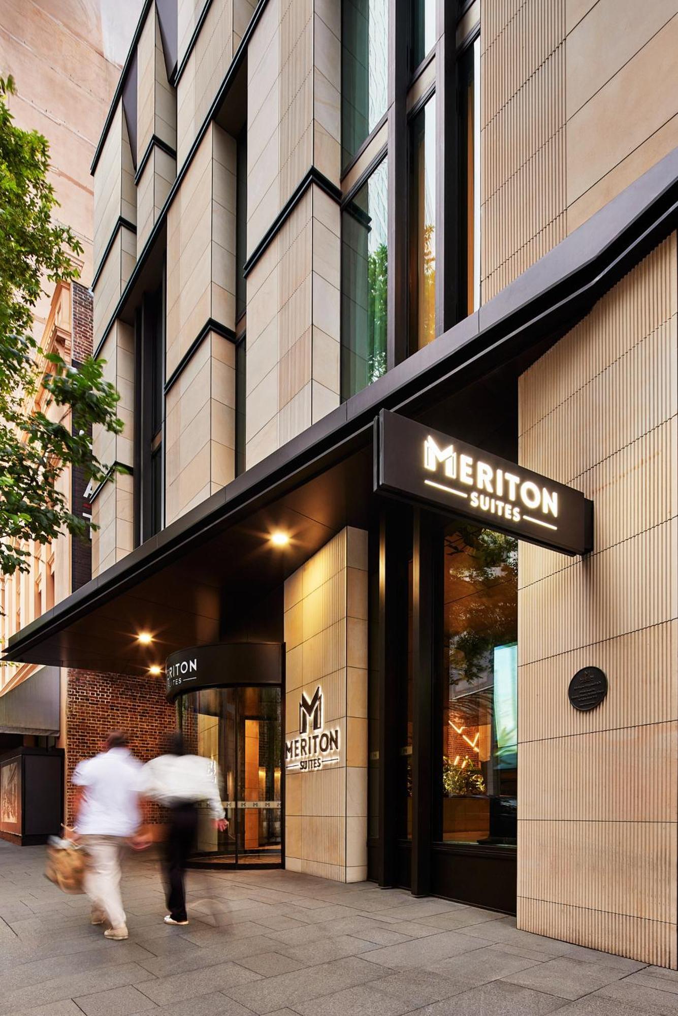 Meriton Suites Sussex Street, Sydney Zewnętrze zdjęcie The photo shows the exterior of a building with the signage for "Meriton Suites." The entrance features a modern design, with sleek architectural elements and large windows. The entrance is highlighted by a prominent awning and illuminated signs, ind